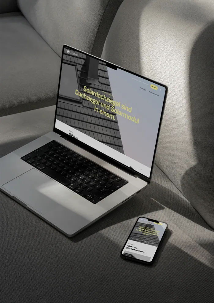 Website von Autarq Solardachziegel auf Laptop und Smartphone