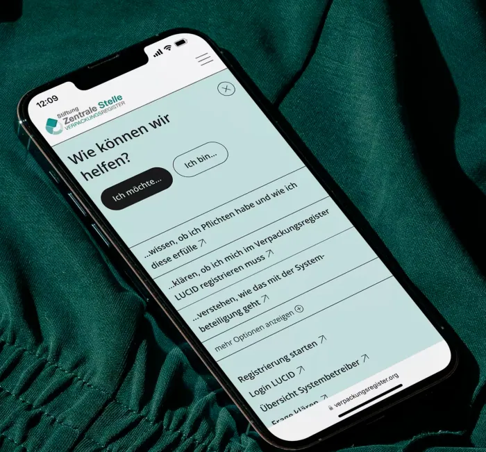 Website der Zentralen Stelle Verpackungsregister auf einem Smartphone